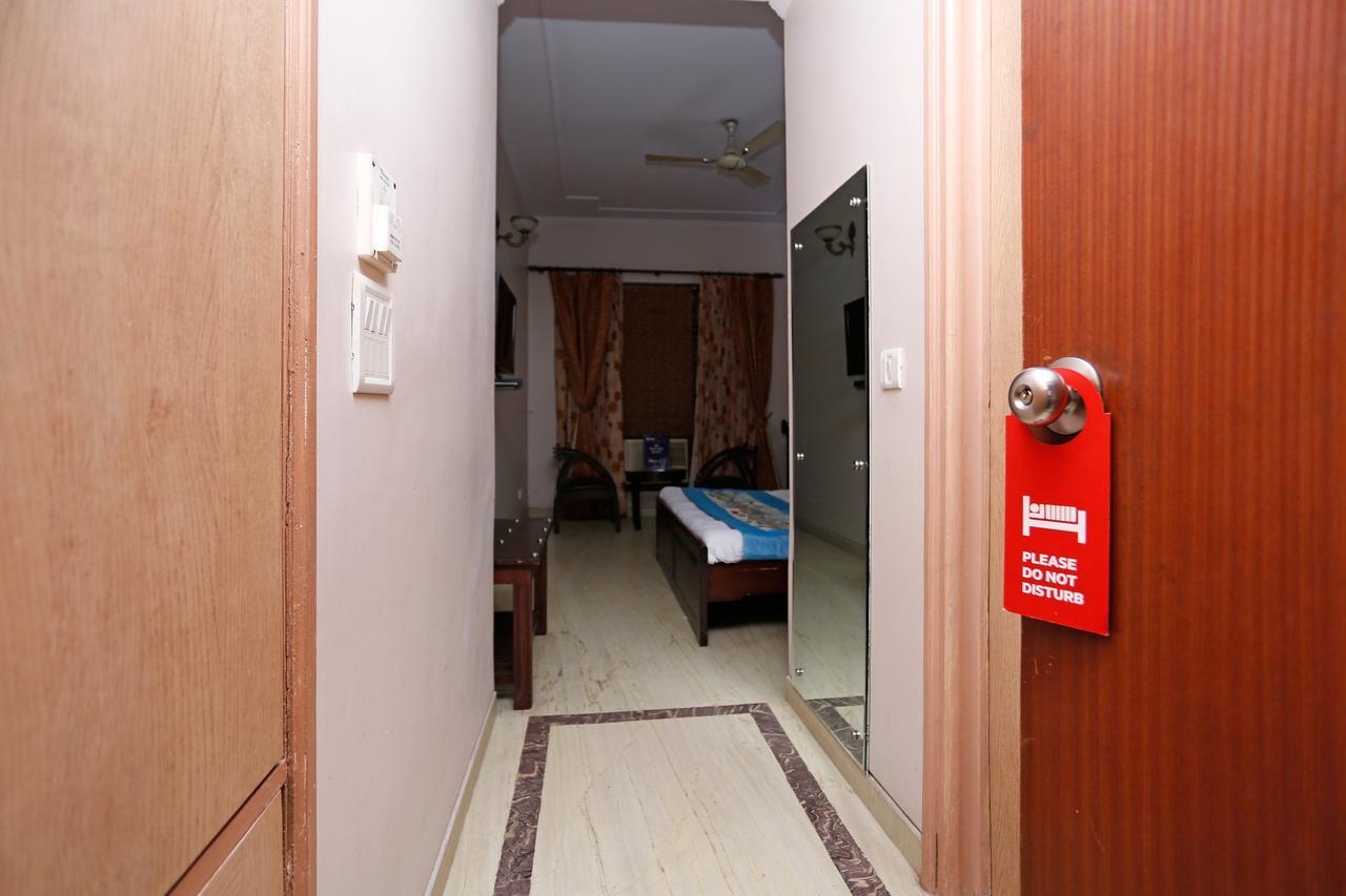 Oyo 5401 Hotel Mid Town Нью-Дели Экстерьер фото